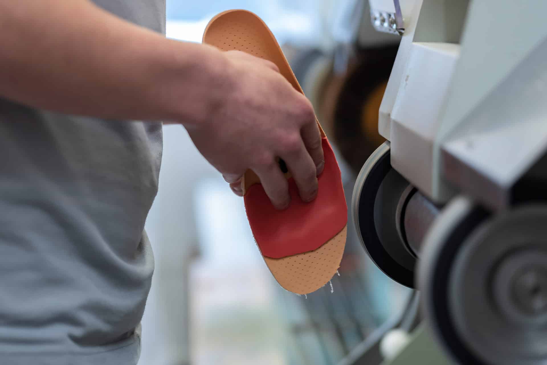 Einlage schleifen in der Meisterwerkstatt bei Vogel Fußorthopädie